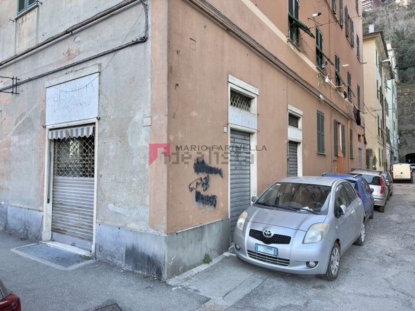 negozio in vendita a Genova in zona Staglieno