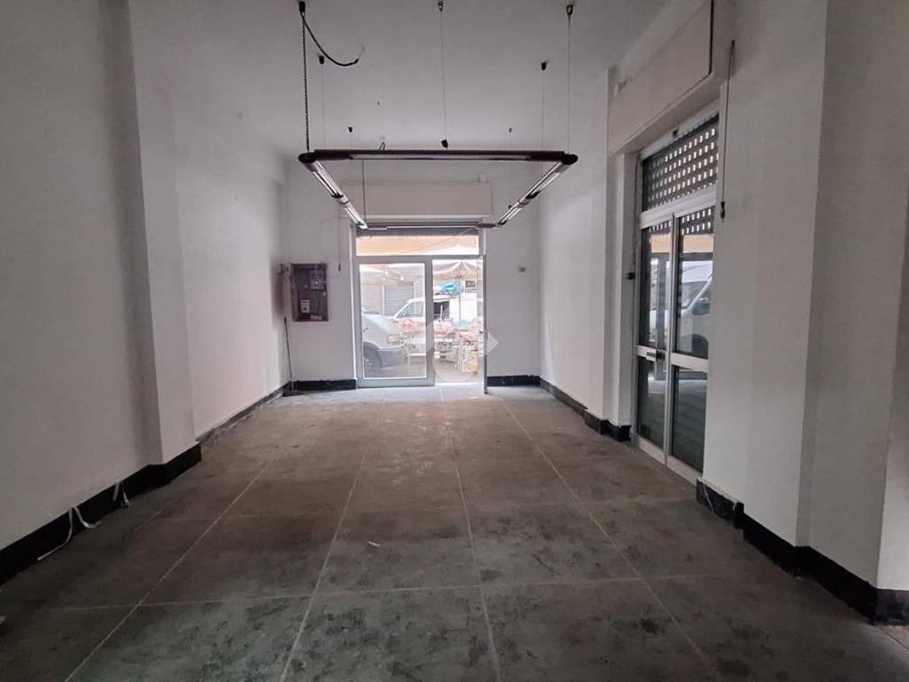 locale commerciale in vendita a Genova in zona Bolzaneto