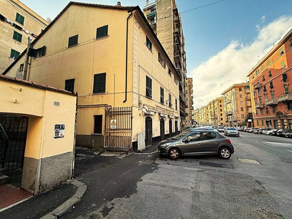 locale commerciale in vendita a Genova in zona Marassi