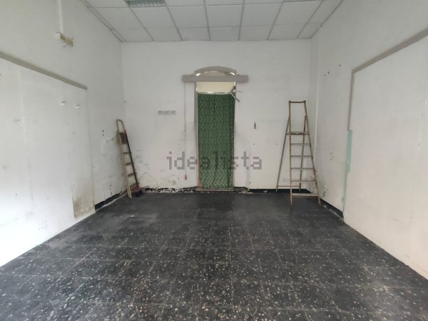 locale di sgombero in vendita a Genova in zona Sestri Ponente
