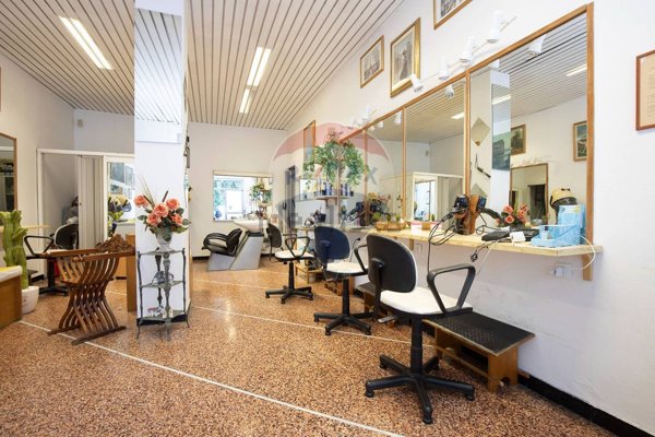 locale commerciale in vendita a Genova in zona Pegli