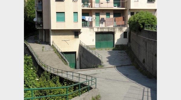 locale commerciale in vendita a Genova in zona Palmaro / Pra'
