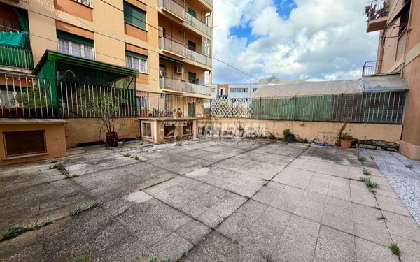 appartamento in vendita a Genova in zona Sestri Ponente