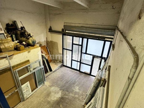 locale commerciale in vendita a Genova in zona Rivarolo
