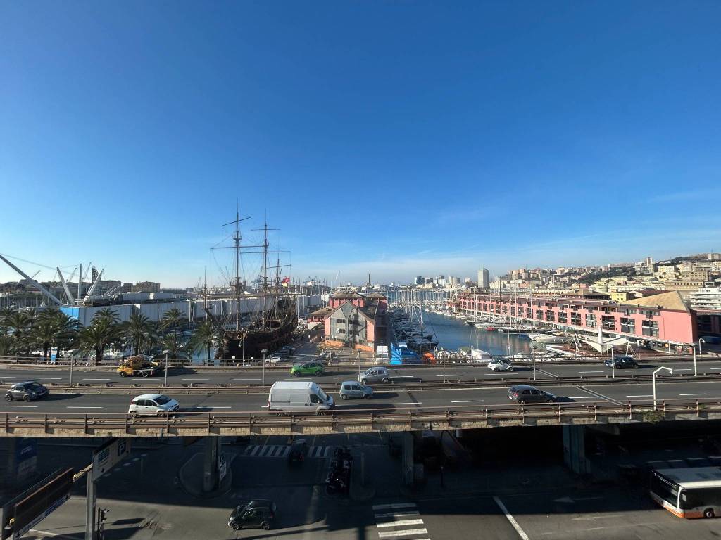 appartamento in vendita a Genova in zona Sottoripa / Maddalena / Molo