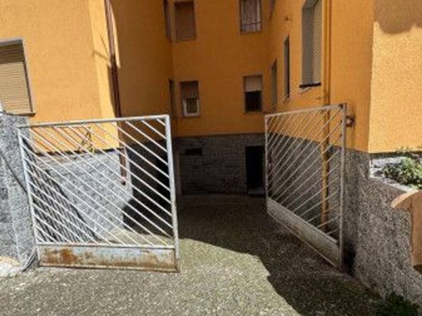 negozio in vendita a Genova in zona Rivarolo