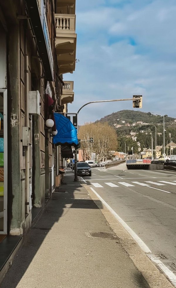 locale commerciale in vendita a Genova in zona Staglieno