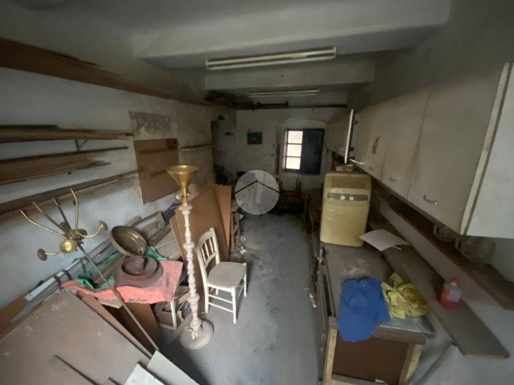 locale di sgombero in vendita a Genova in zona Sestri Ponente