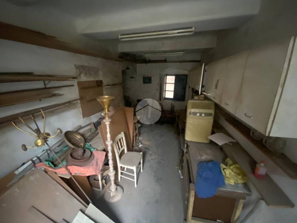 locale di sgombero in vendita a Genova in zona Sestri Ponente