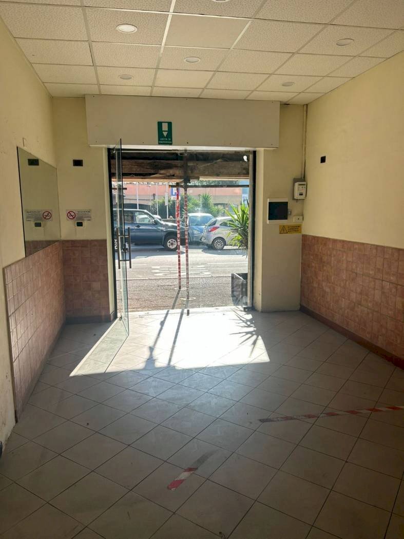 locale commerciale in vendita a Genova in zona Molassana