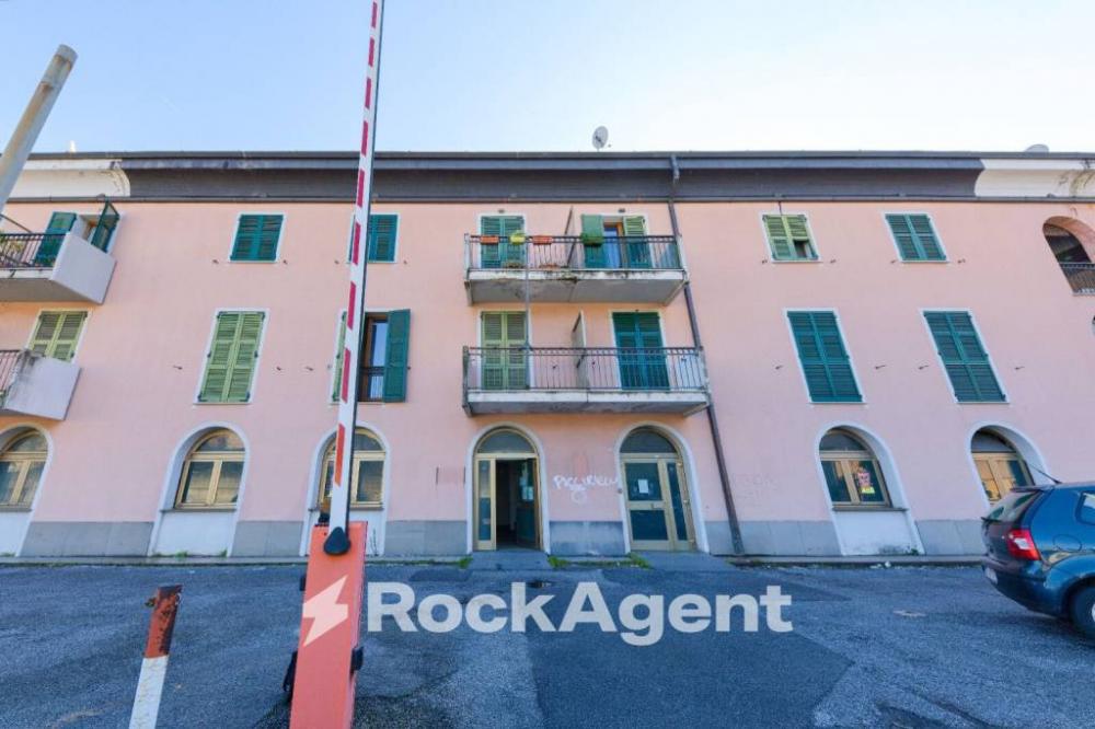 negozio in vendita a Genova in zona Rivarolo