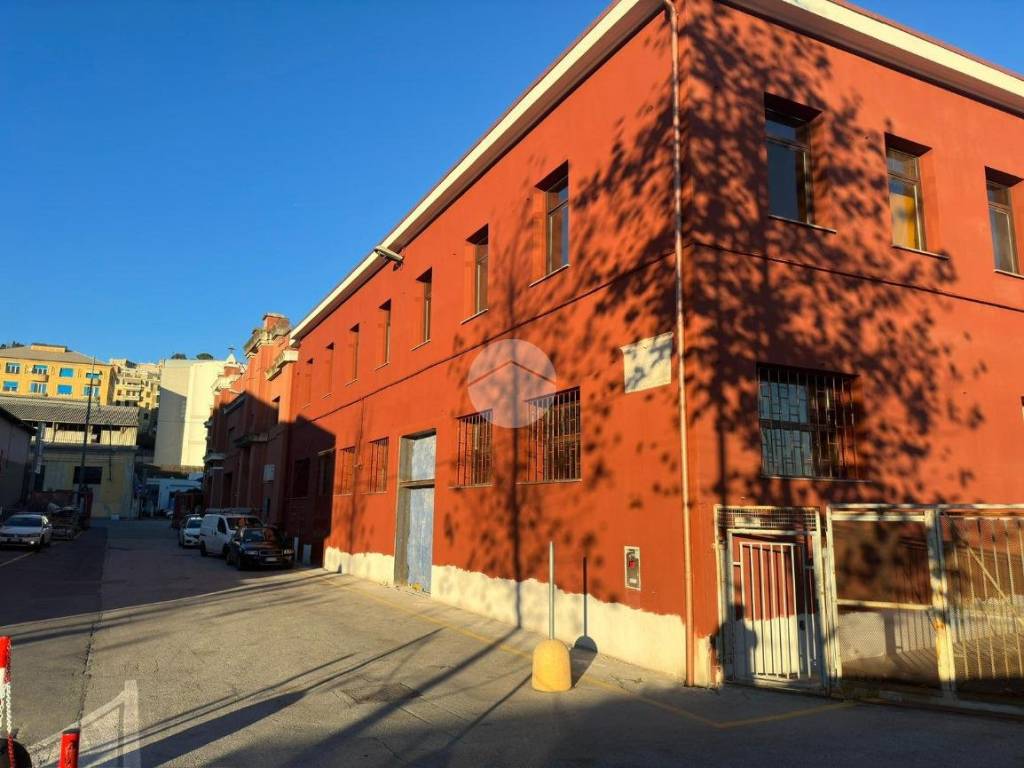 locale commerciale in vendita a Genova in zona Sestri Ponente