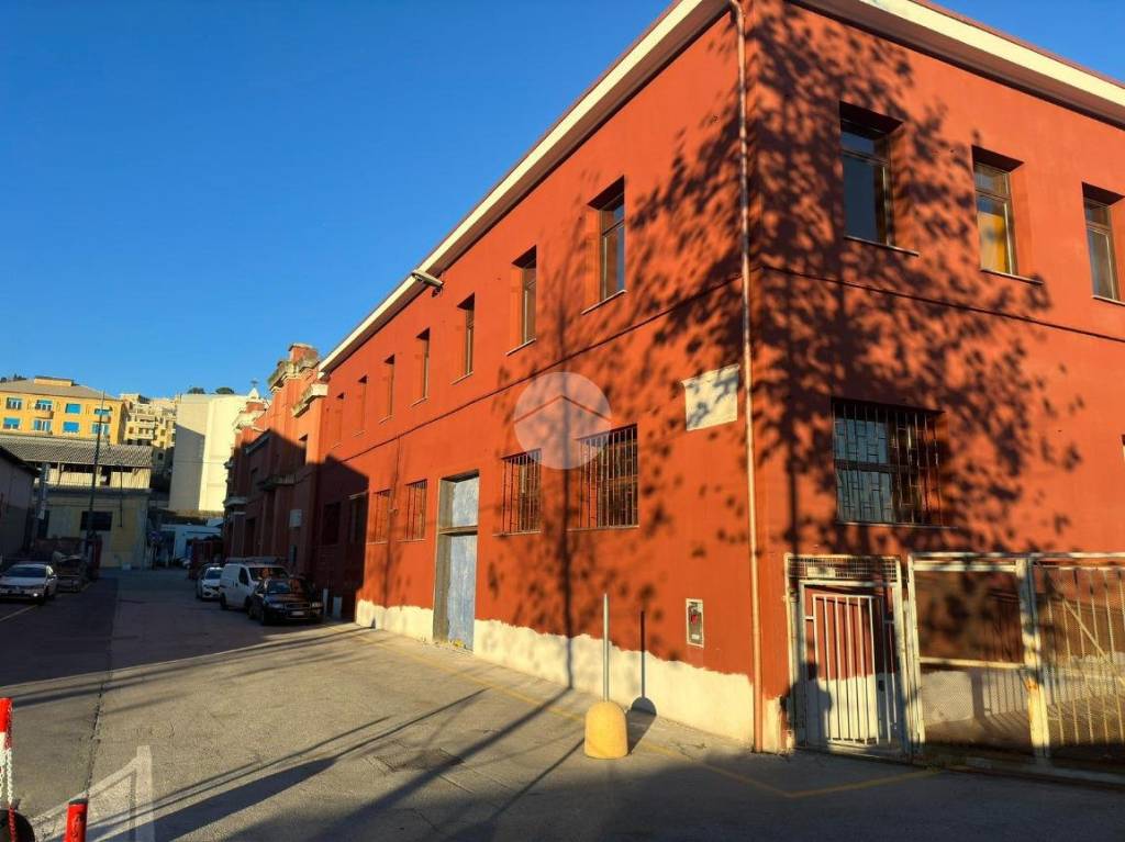 locale commerciale in vendita a Genova in zona Sestri Ponente