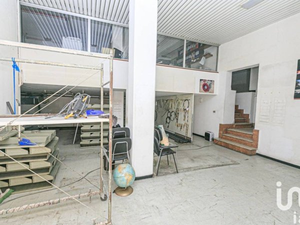 locale commerciale in vendita a Genova in zona Sampierdarena