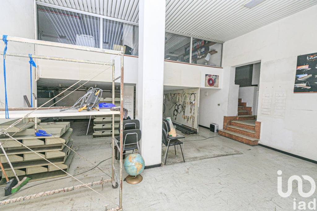 locale commerciale in vendita a Genova in zona Sampierdarena