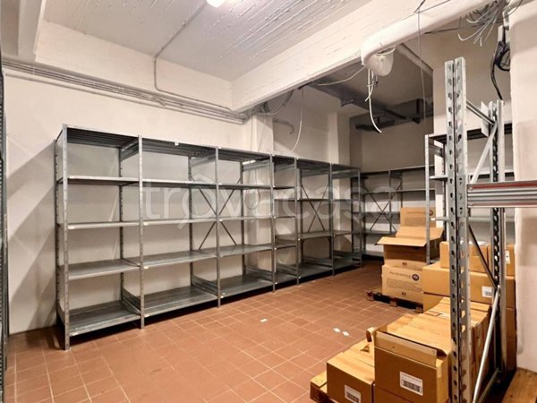 locale commerciale in vendita a Genova in zona Marassi