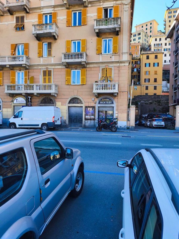 locale commerciale in vendita a Genova in zona Marassi