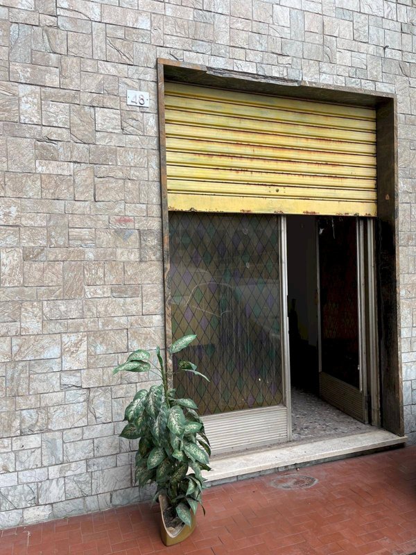 negozio in vendita a Genova in zona Sestri Ponente