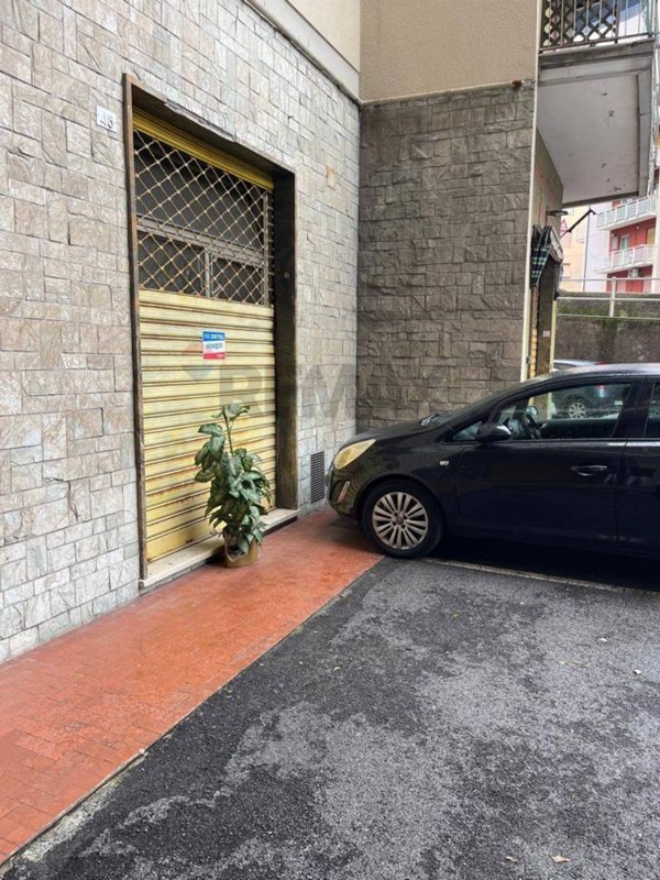 negozio in vendita a Genova in zona Sestri Ponente