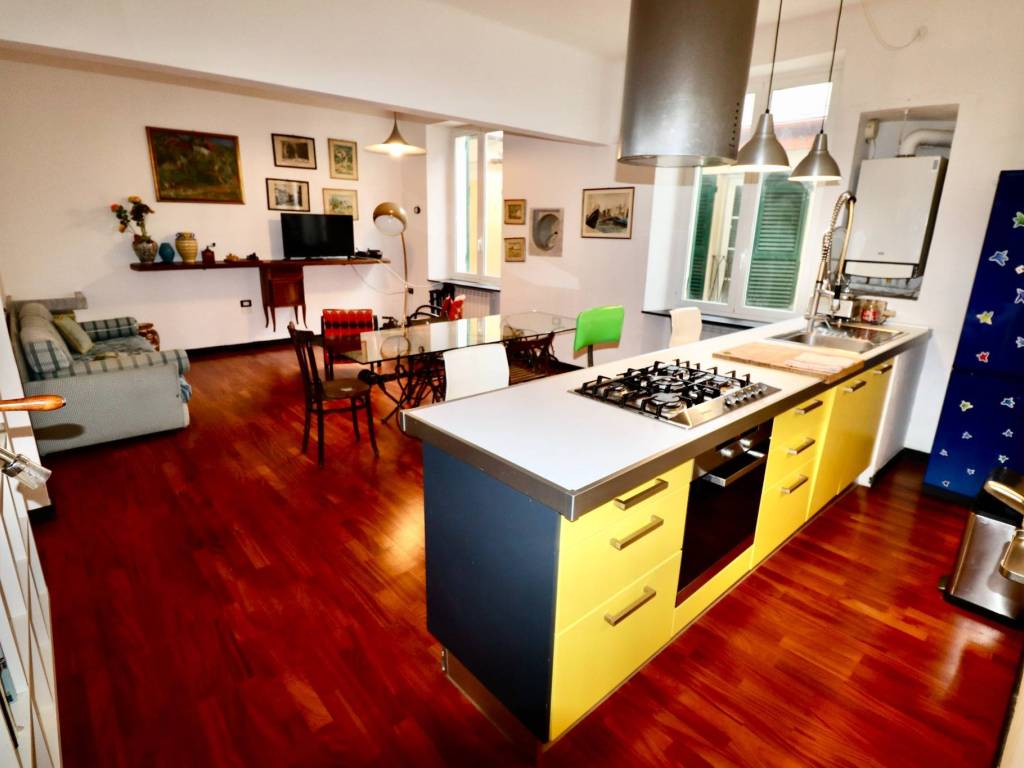 appartamento in vendita a Genova in zona Sottoripa / Maddalena / Molo