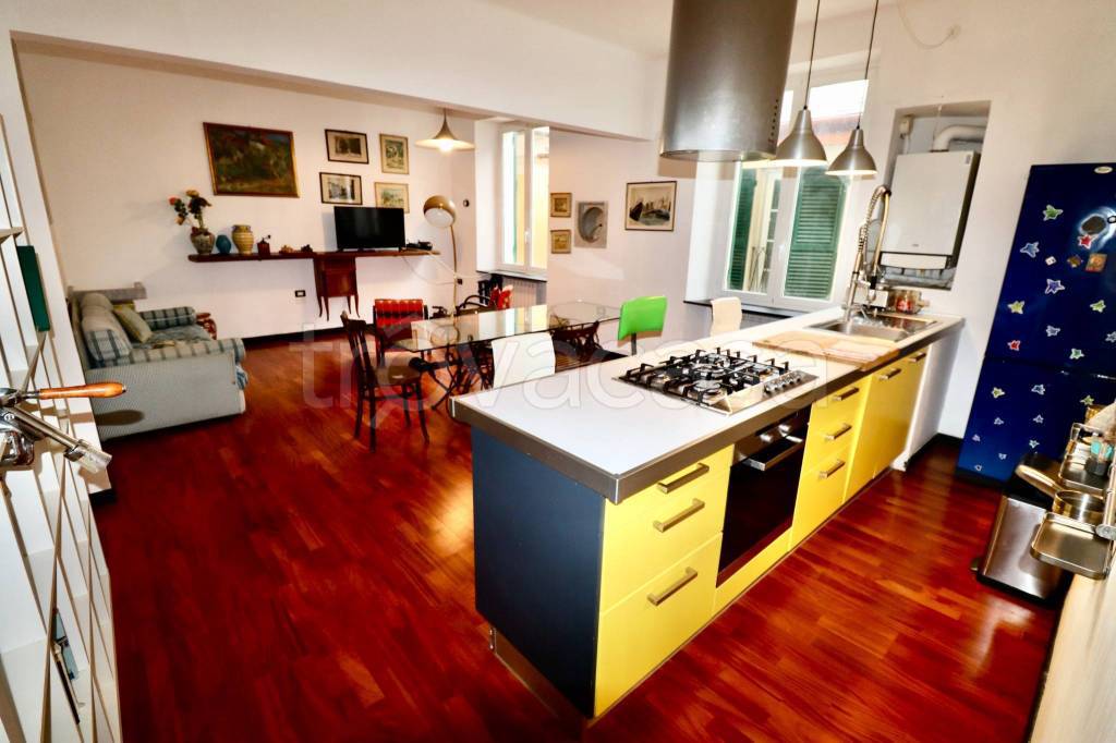 appartamento in vendita a Genova in zona Sottoripa / Maddalena / Molo
