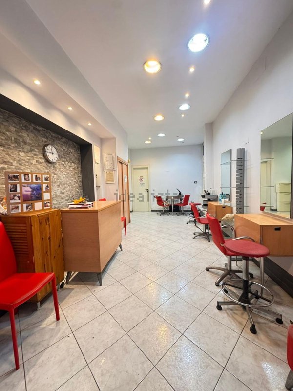 locale commerciale in vendita a Genova in zona Certosa