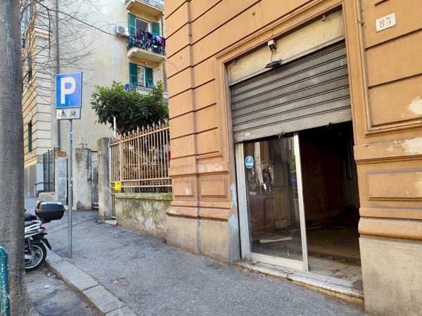 locale commerciale in vendita a Genova