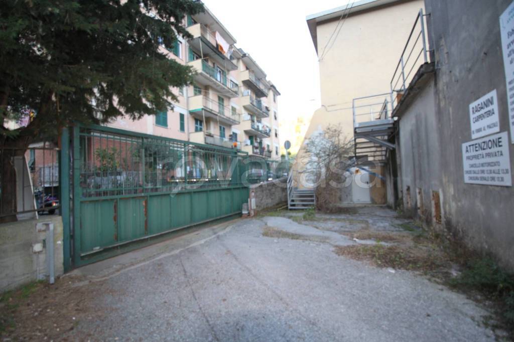 locale commerciale in vendita a Genova in zona Pontedecimo