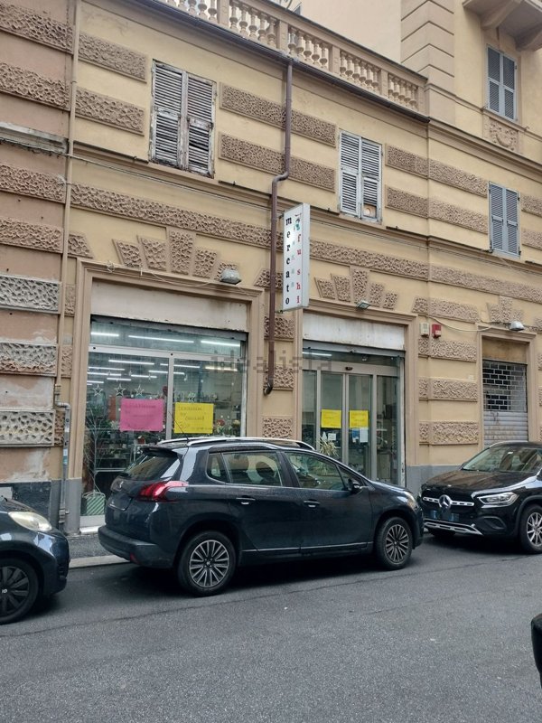 locale commerciale in vendita a Genova in zona Sampierdarena