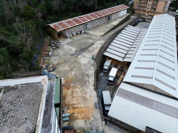capannone in vendita a Genova in zona Rivarolo