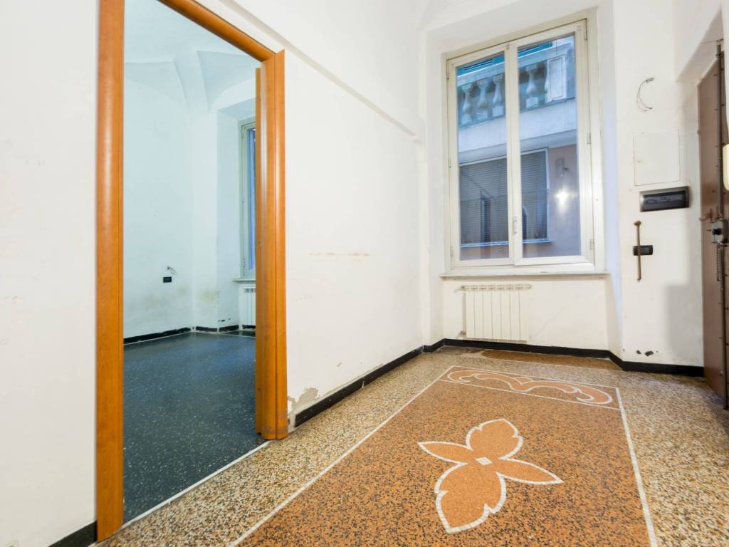 appartamento in vendita a Genova in zona Sottoripa / Maddalena / Molo