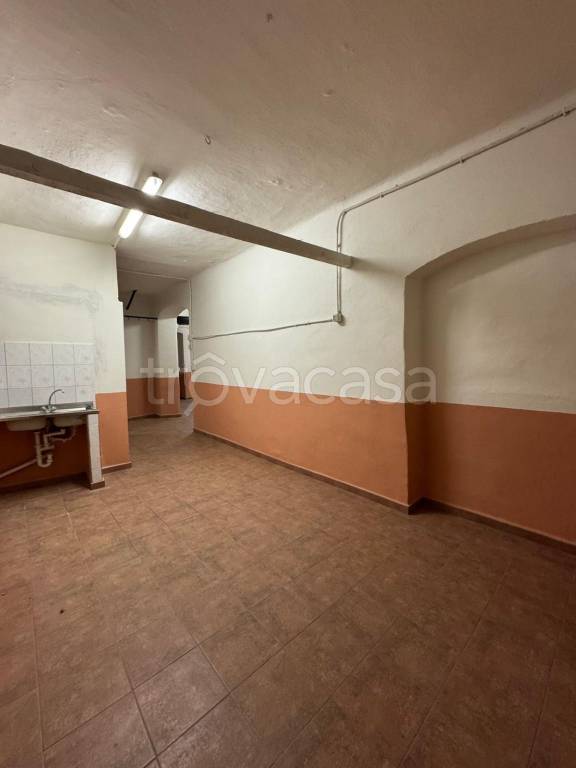 locale commerciale in vendita a Genova in zona Sestri Ponente