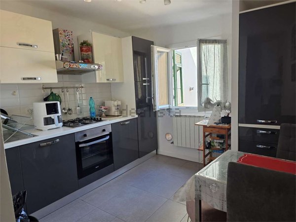 appartamento in vendita a Genova in zona Sottoripa / Maddalena / Molo