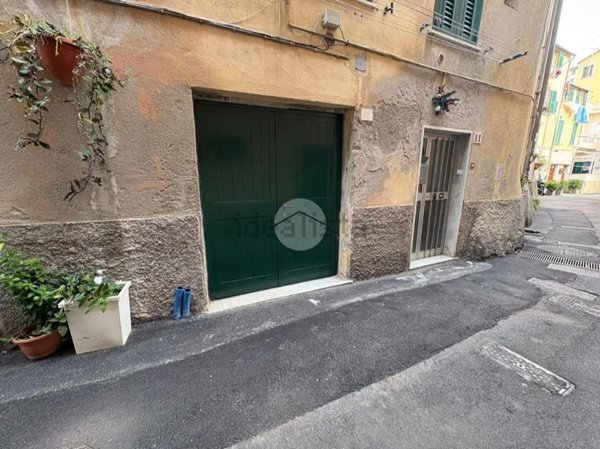 locale commerciale in vendita a Genova in zona Voltri