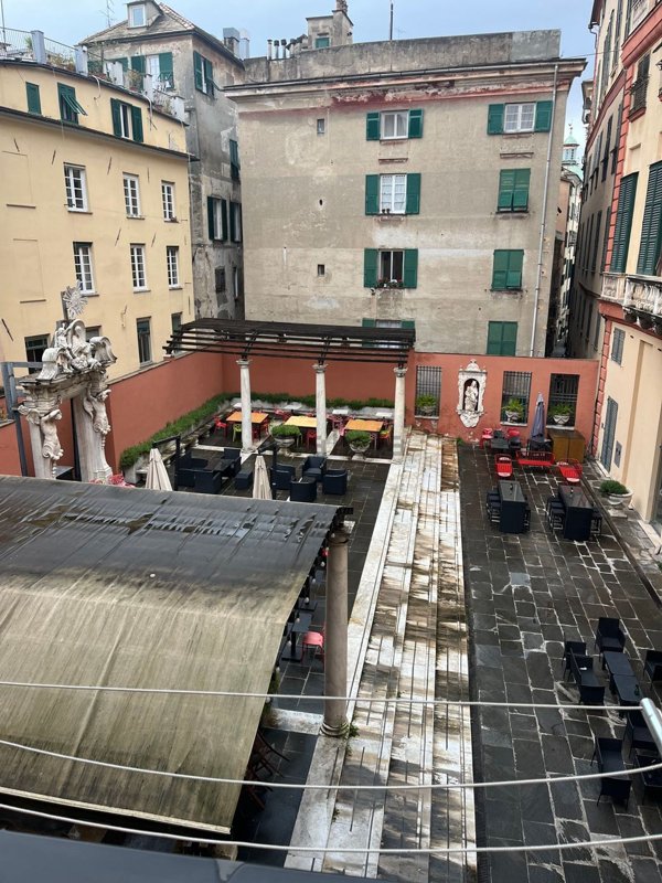 appartamento in vendita a Genova in zona Sottoripa / Maddalena / Molo