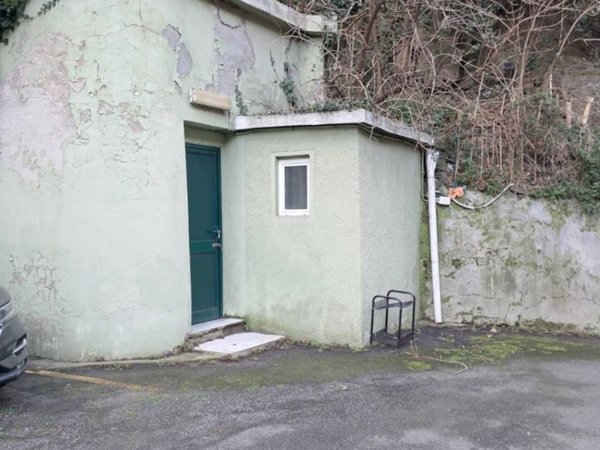 locale di sgombero in vendita a Genova in zona Sampierdarena