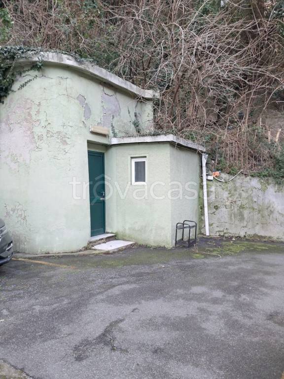 locale di sgombero in vendita a Genova in zona Sampierdarena