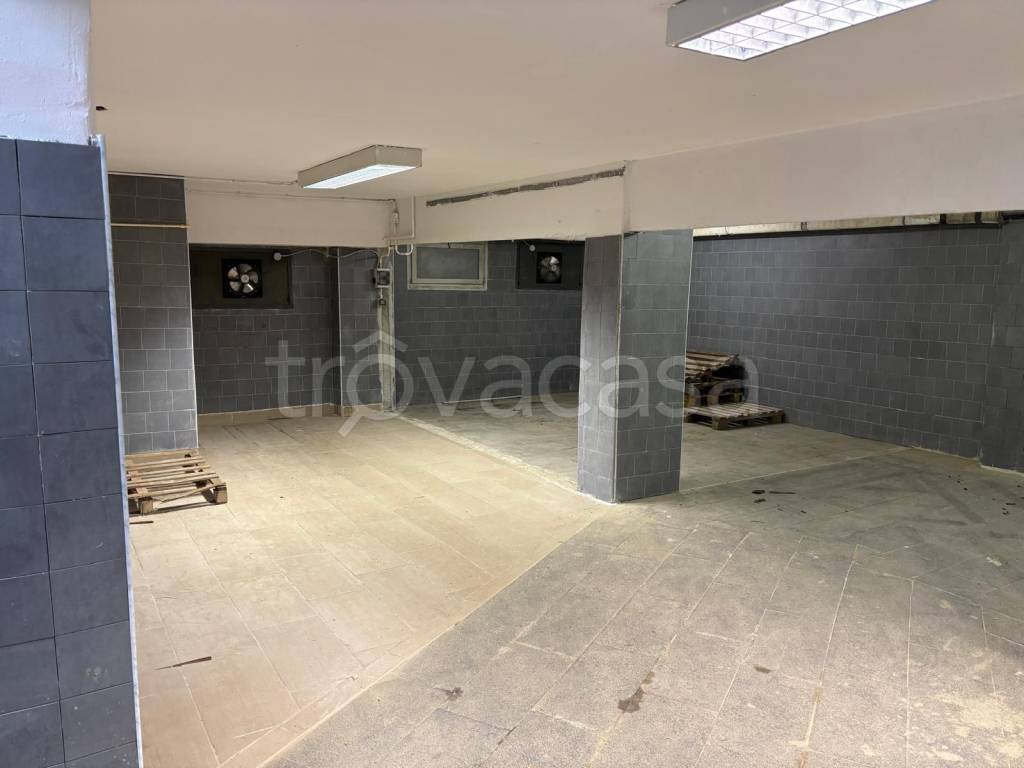 locale commerciale in vendita a Genova in zona Molassana