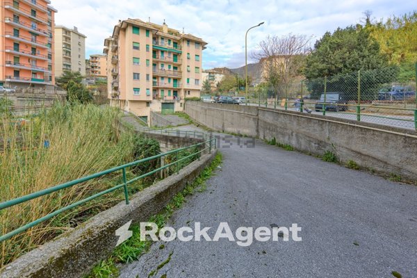 locale di sgombero in vendita a Genova in zona Palmaro / Pra'