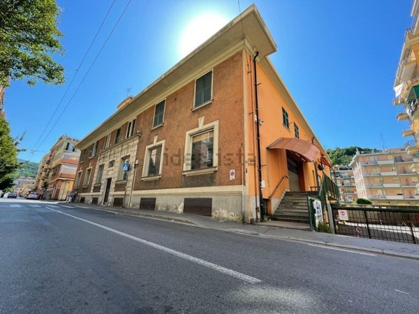 locale commerciale in vendita a Genova in zona Rivarolo