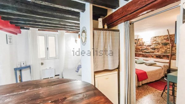 appartamento in vendita a Genova in zona Sottoripa / Maddalena / Molo