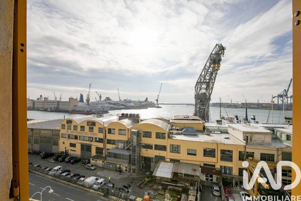 appartamento in vendita a Genova in zona Sottoripa / Maddalena / Molo