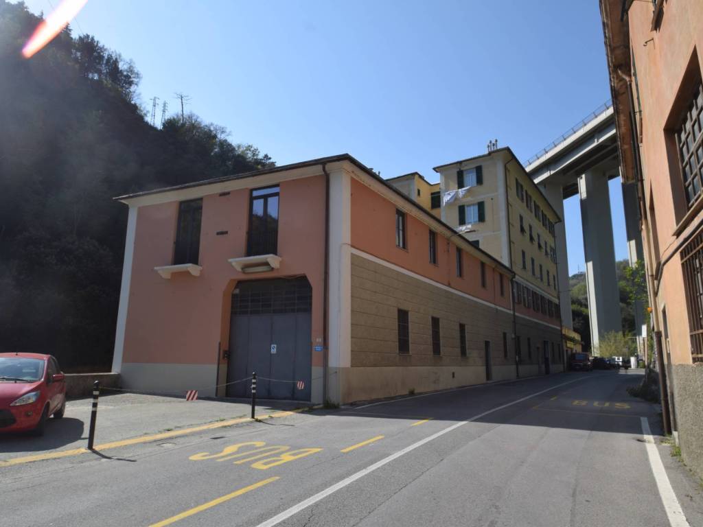 locale commerciale in vendita a Genova in zona Voltri
