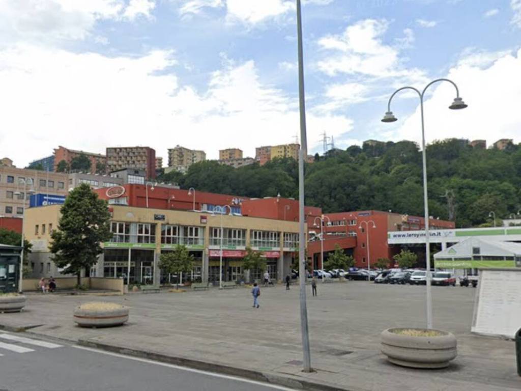 locale commerciale in vendita a Genova in zona Sampierdarena
