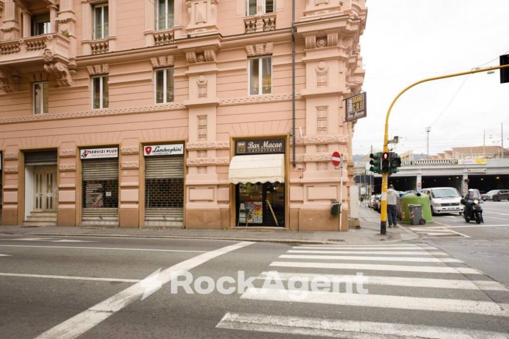 negozio in vendita a Genova in zona Foce