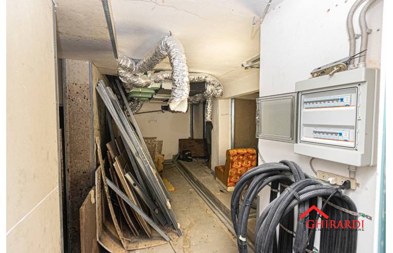 locale commerciale in vendita a Genova in zona Pegli