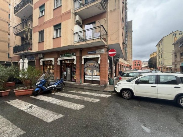locale commerciale in vendita a Genova in zona Sestri Ponente