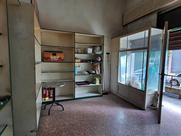 negozio in vendita a Genova in zona Rivarolo