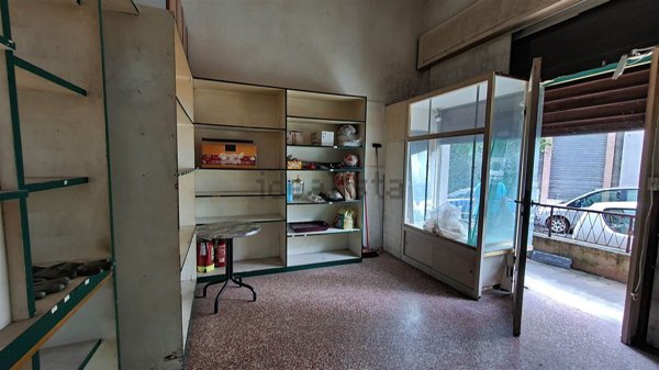 locale commerciale in vendita a Genova in zona Rivarolo