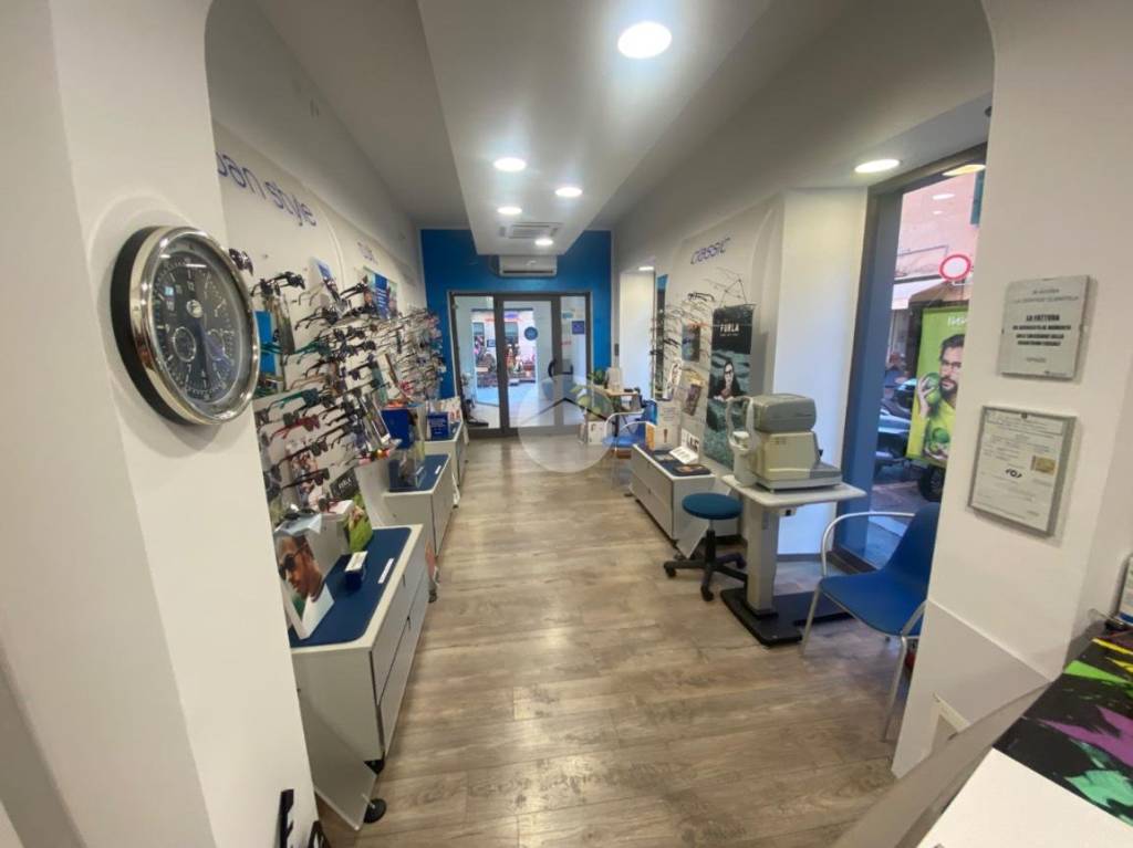 negozio in vendita a Genova in zona Sestri Ponente